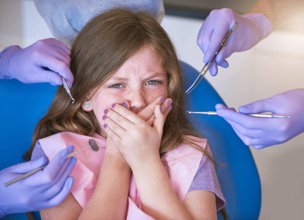 wizyty stomatologiczne mogą być przerażające - occupation group of people dentist child zdjęcia i obrazy z banku zdjęć