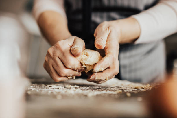 반죽을 반죽 하는 여자의 손을 클로즈업 - rolling dough pastry apron 뉴스 사진 이미지