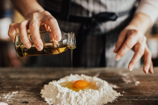 añade aceite al huevo y harina - healthy eating pasta flour food fotografías e imágenes de stock