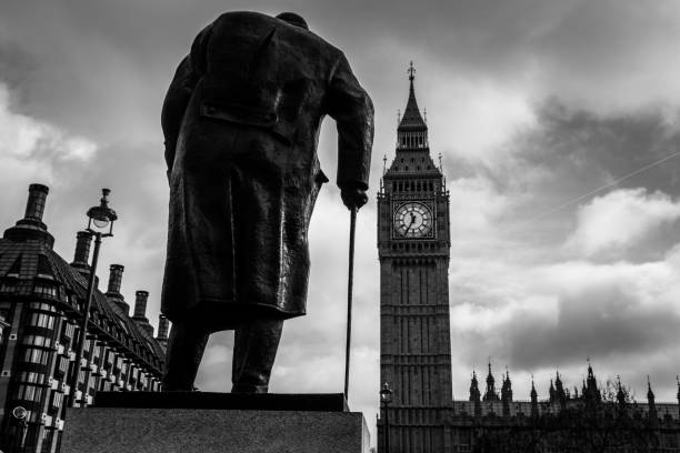 statue von winston churchill mit blick auf big ben und die houses of parliament, london, uk - winston churchill stock-fotos und bilder