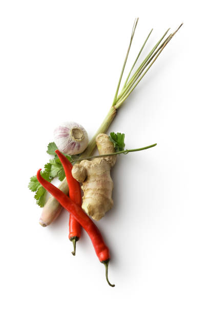 азиатская еда: перец чили, имбирь, лимонная трава и чеснок изолированы - spice ginger cooking tasting стоковые фото и изображения
