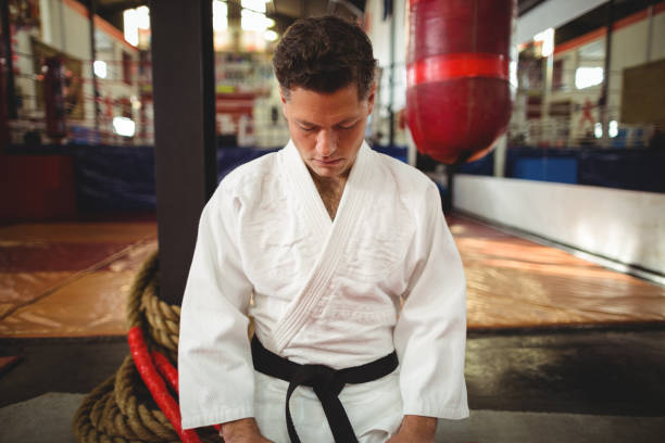joueur de karaté assis dans la position seiza - karate punching bag caucasian leisure activity photos et images de collection