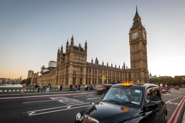 big ben und verkehr an der westminster bridge, london, vereinigtes königreich - black cab stock-fotos und bilder