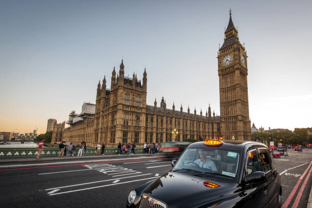 ビッグ ベンとウェストミン スター ブリッジ、ロンドン、イギリスでのトラフィック - bus taxi london england double decker bus ストックフォトと画像