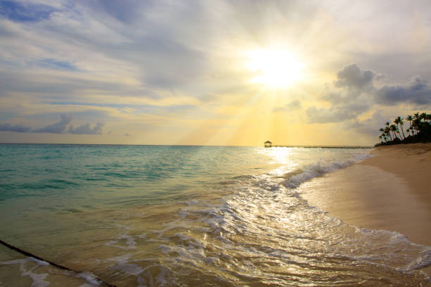 atardecer en la playa del mar caribe - sunnyside fotografías e imágenes de stock