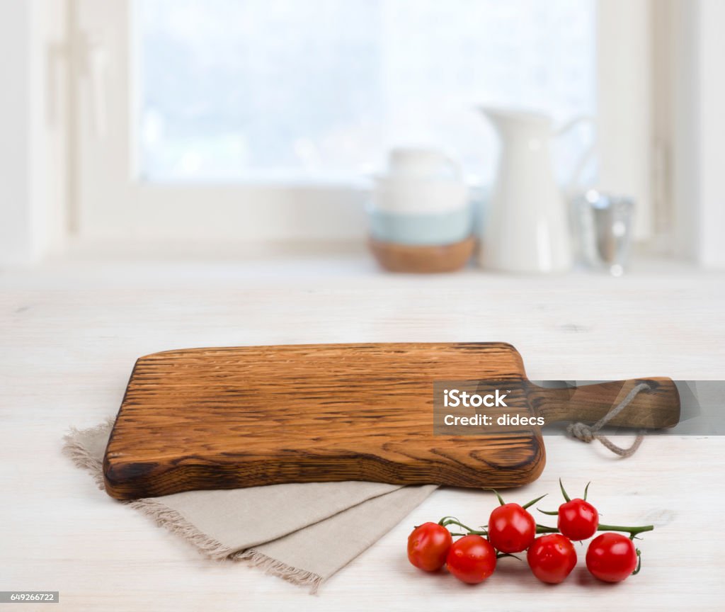 Planche au-dessus lin nappe sur table en bois. Concept de cuisine - Photo de Planche à découper libre de droits