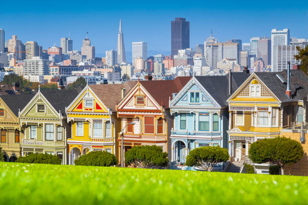 señoras pintadas en alamo square, san francisco, california, usa - row house architecture tourism window fotografías e imágenes de stock