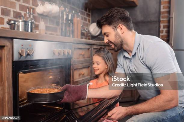 Lächelnd Vater Und Tochter Unter Kuchen Aus Dem Ofen Stockfoto und mehr Bilder von Ofen