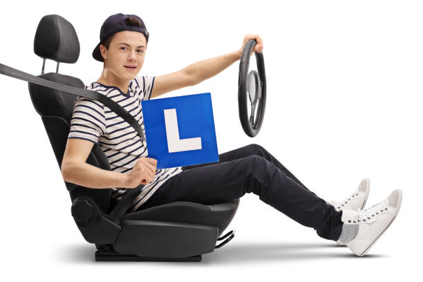 conductor adolescente en un asiento de coche que muestra una señal l - l plate fotografías e imágenes de stock