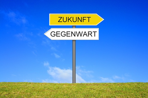 Signpost outside is showing Present and Future in german language