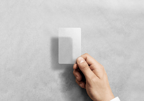 Asimiento de la mano maqueta tarjeta transparente vertical en blanco con esquinas redondeadas photo