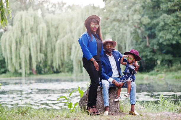 famille afro-américaine élégante et riche - natural phenomenon affectionate looking at camera outdoors photos et images de collection