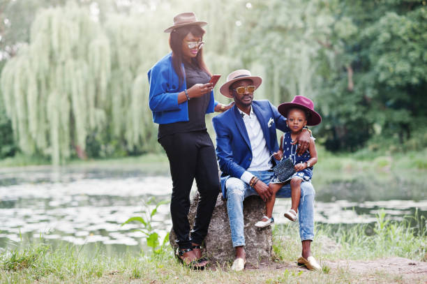 famille afro-américaine élégante et riche - natural phenomenon affectionate looking at camera outdoors photos et images de collection