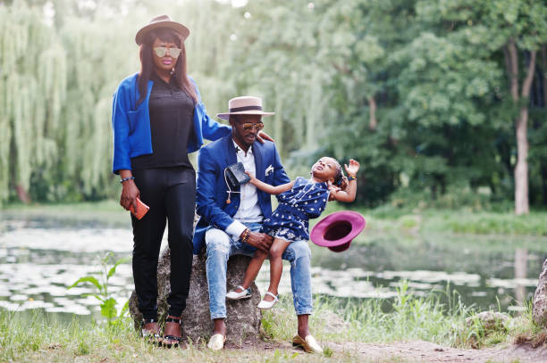 famille afro-américaine élégante et riche - natural phenomenon affectionate looking at camera outdoors photos et images de collection