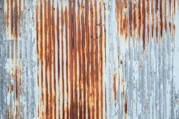 vieja textura de techo de chapa. patrón de hoja de metal viejo. - corrugated iron rusty old iron fotografías e imágenes de stock