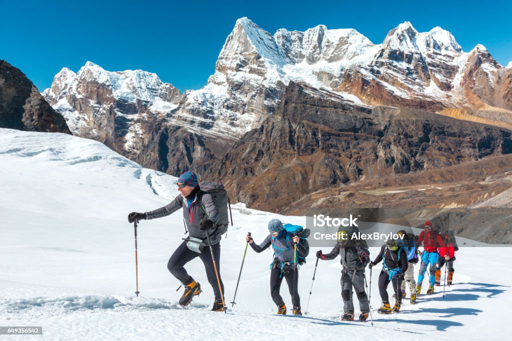 Aventureiras pessoas fazendo escalada de alta montanha, caminhadas no glaciar - Foto de stock de Montanhismo royalty-free