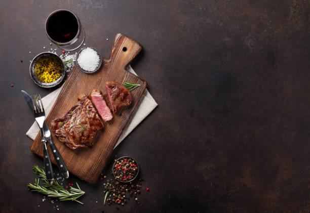 grilled ribeye beef steak with red wine, herbs and spices - food and drink steak meat food imagens e fotografias de stock