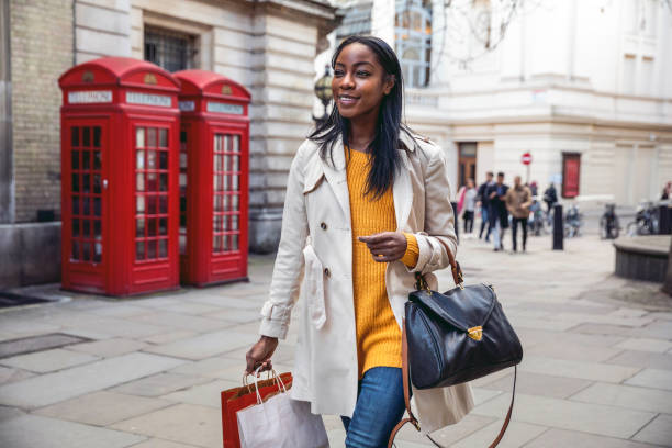 kobieta spacerująca w centrum londynu na zakupy - women walking shopping street zdjęcia i obrazy z banku zdjęć