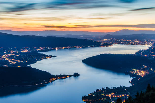 lago de annecy (lac d ' annecy) en francia por talloires por noche - european alps europe high up lake fotografías e imágenes de stock