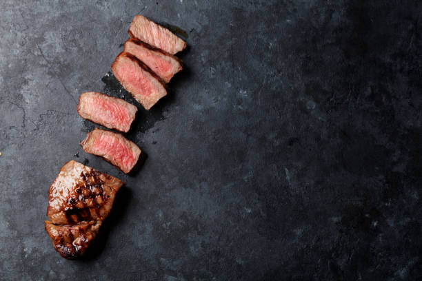 bistecca di manzo alla griglia, affettato - strip steak steak sirloin steak rib eye steak foto e immagini stock