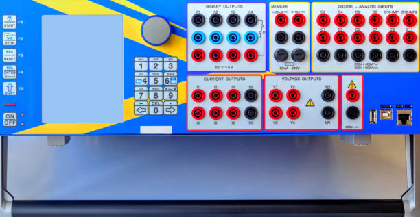 moderne elektronische gerät für relais schutzprüfung - control instrument of measurement automatic electronics industry stock-fotos und bilder