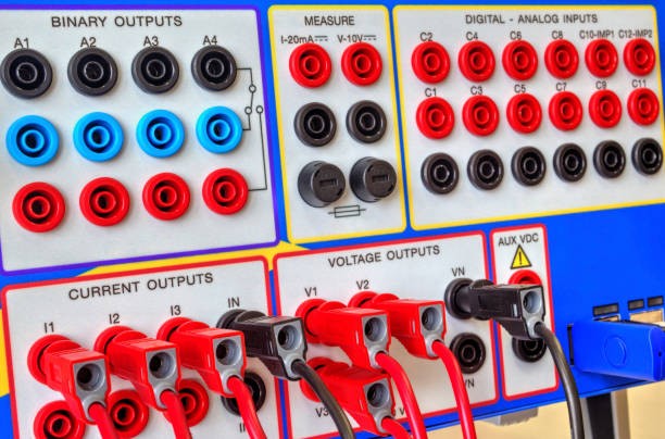 moderne elektronische gerät für relais schutzprüfung - control instrument of measurement automatic electronics industry stock-fotos und bilder