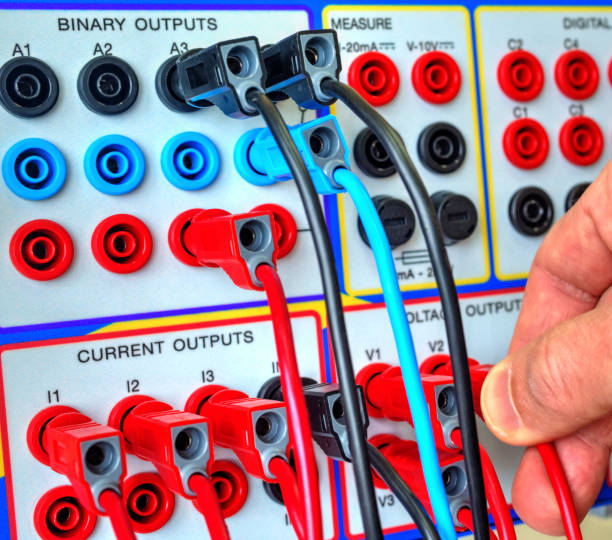 moderne elektronische gerät für relais schutzprüfung - control instrument of measurement automatic electronics industry stock-fotos und bilder