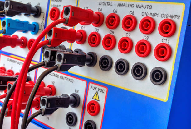 moderne elektronische gerät für relais schutzprüfung - control instrument of measurement automatic electronics industry stock-fotos und bilder