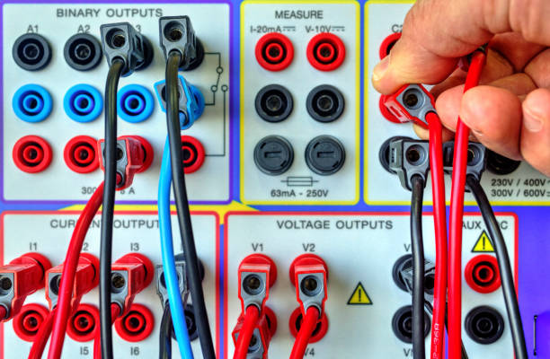 moderne elektronische gerät für relais schutzprüfung - control instrument of measurement automatic electronics industry stock-fotos und bilder