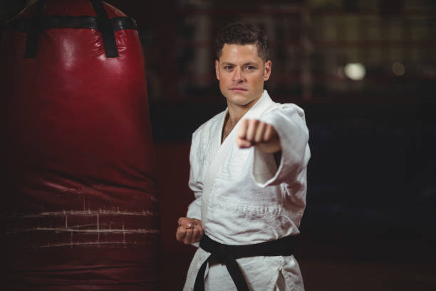 joueur de karaté pratiquant - karate punching bag caucasian leisure activity photos et images de collection