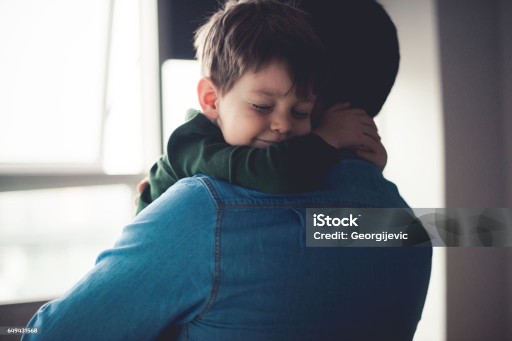 Esta feliz en brazos de Papá - Foto de stock de Padre libre de derechos