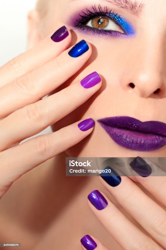 Azul púrpura de moda maquillaje y manicura multicolor. - Foto de stock de Achiote libre de derechos