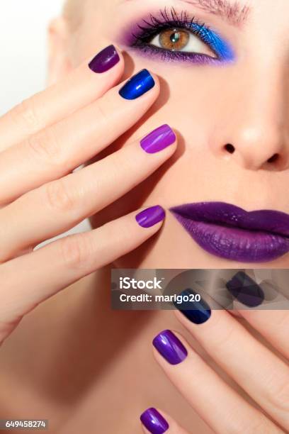 Azul Púrpura De Moda Maquillaje Y Manicura Multicolor Foto de stock y más banco de imágenes de Achiote