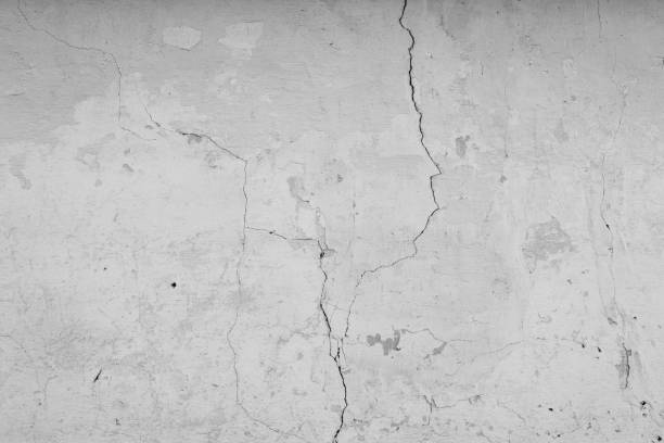 istock Wall fragment with attritions and cracks 649464286