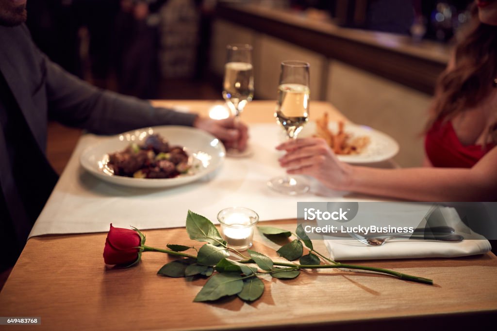 Rote rose für Frau in Liebe-Konzept - Lizenzfrei Abendgarderobe Stock-Foto