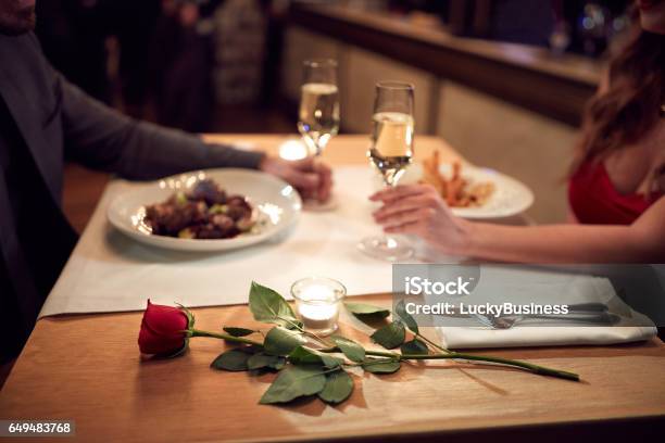 Rote Rose Für Frau In Liebekonzept Stockfoto und mehr Bilder von Abendgarderobe - Abendgarderobe, Café, Date Night - Romance