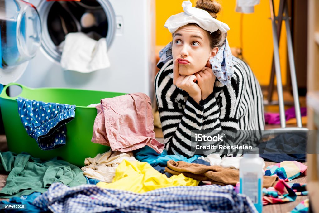 Frau Waschen von Kleidung zu Hause - Lizenzfrei Frauen Stock-Foto