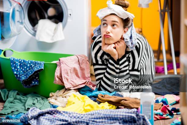 Frau Waschen Von Kleidung Zu Hause Stockfoto und mehr Bilder von Frauen - Frauen, Wäsche, Waschmaschine