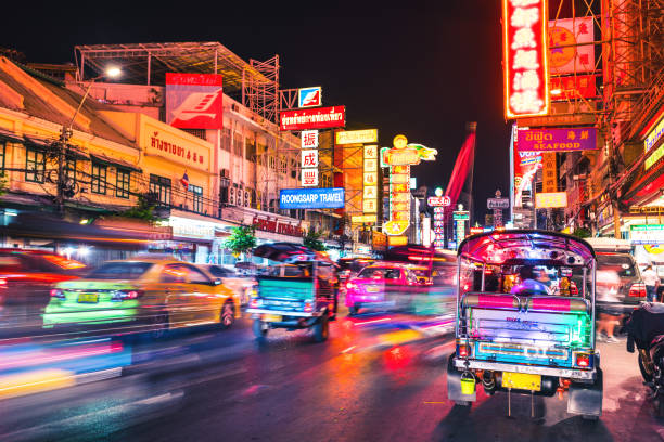 การจราจรในไชน่าทาวน์ในกรุงเทพฯในเวลากลางคืน - thailand ภาพสต็อก ภาพถ่ายและรูปภาพปลอดค่าลิขสิทธิ์
