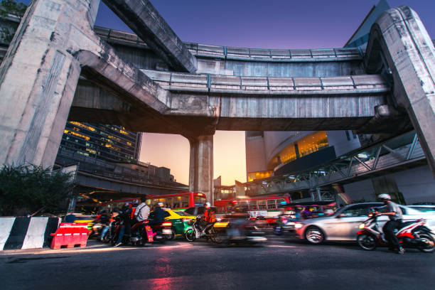 우르바노 교통 - bangkok night thailand traffic 뉴스 사진 이미지