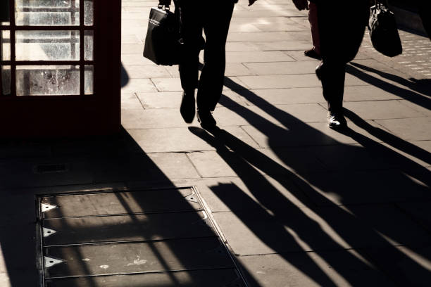 dos hombres de negocios en londres - london england business telephone booth commuter fotografías e imágenes de stock