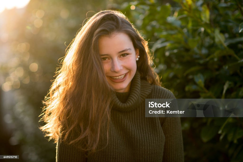 Glücklich Teenager-Mädchen lächelt glücklich in die Kamera - Lizenzfrei 14-15 Jahre Stock-Foto