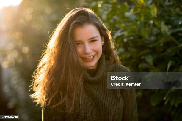 Glücklich Teenagermädchen Lächelt Glücklich In Die Kamera Stockfoto und mehr Bilder von 14-15 Jahre