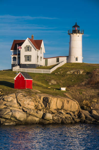 cape neddick leuchtturm, york, maine - maine flag nubble lighthouse new england stock-fotos und bilder