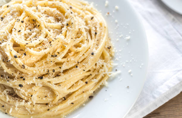 cacio e pepe - spaghetti al formaggio e pepe - formaggio di pecora foto e immagini stock