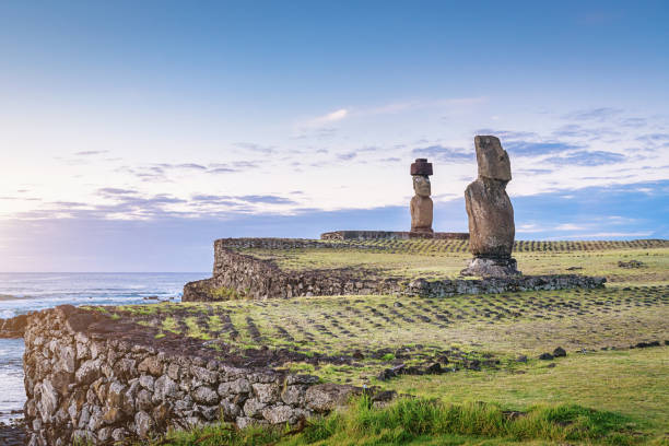 ahu ko te riku easter island tahai hanga roa rapa nui - moai statue photos et images de collection