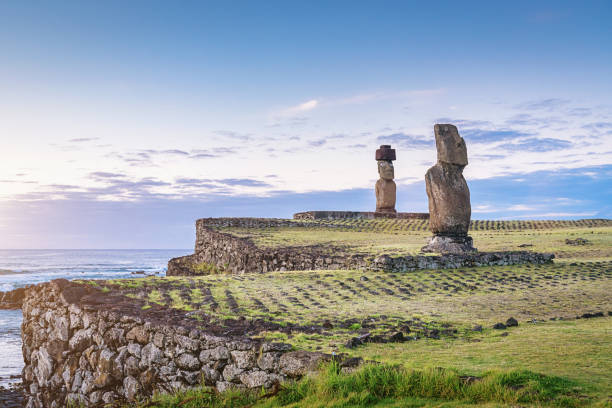 аху ко те рику остров пасхи тахай ханга роа рапа нуи - polynesia moai statue island chile стоковые фото и изображения