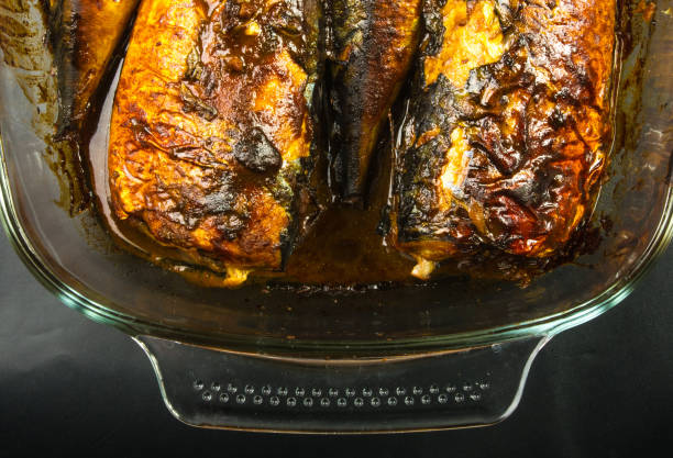 유리 그릇에 구운 고등어 - trout prepared fish whole grilled 뉴스 사진 이미지