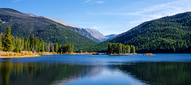 This lake is located at the foot of Mount Ténibre, on the southwest slope.\nPhoto taken towards the northeast