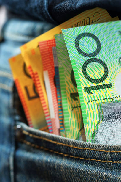 contanti australiani in tasca jeans mans - arrival currency human hand dollar sign foto e immagini stock